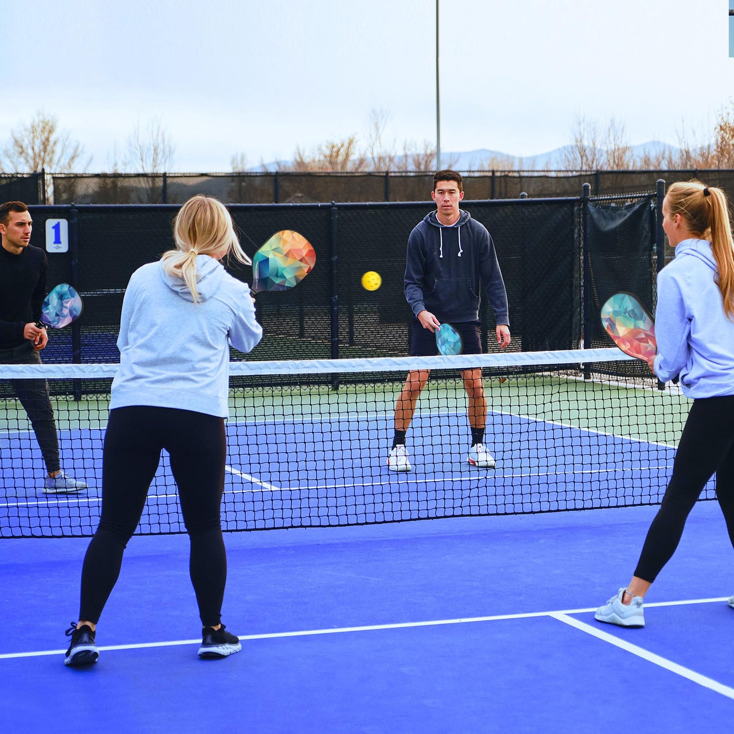 Von der USAPA zugelassenes Pickleball-Schläger-Set mit 4 Stück – Komplettset mit 4 Bällen, 4 Sporthandtüchern und Tragetasche